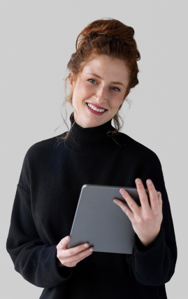 Profissional segurando tablet na seção de contato do site