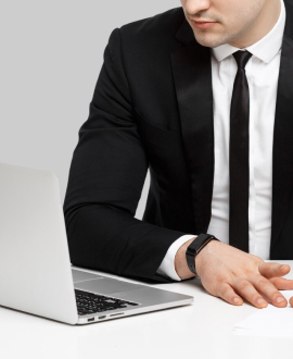 Profissional utilizando notebook representando gestão contábil estratégica